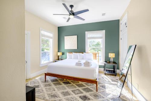 - une chambre avec un lit blanc et des murs verts dans l'établissement Aerie Loft, à Biloxi