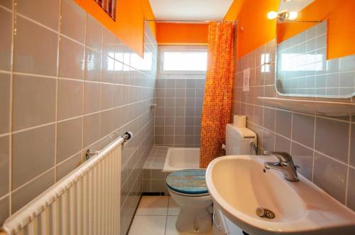 ein Bad mit einem WC und einem Waschbecken in der Unterkunft Emil - Sonnenhof 1 in Kellenhusen