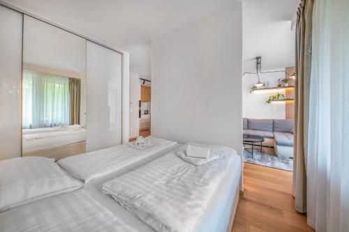 2 camas en una habitación con espejo en Napfény Resort by HelloBalatonlelle, en Balatonlelle