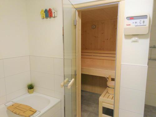 ein kleines Bad mit einer Badewanne und einem WC in der Unterkunft Sonnenweg 17 in Diemelsee