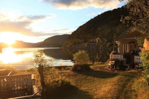 una casa con vistas a un cuerpo de agua en Strandhytte nær preikestolen, en Strand