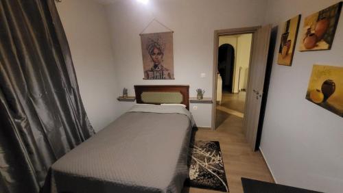 een kleine slaapkamer met een bed in een kamer bij Anna's house in Epanomi
