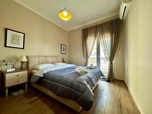 亞歷山德魯波利斯的住宿－Eva's Home，一间卧室设有一张大床和一个窗户。