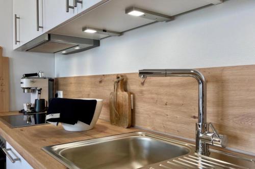 uma cozinha com um lavatório de aço inoxidável e um balcão em BLICK 20 - Diemelsee em Heringhausen