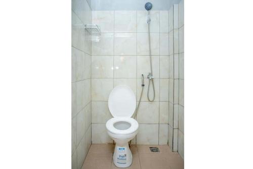 y baño con aseo y ducha. en Amor Homestay near Eltari International Airport Mitra RedDoorz, en Kupang