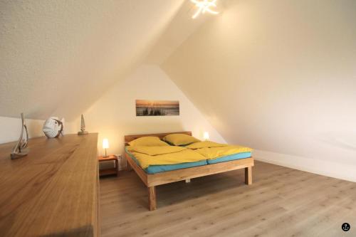 ein Schlafzimmer mit einem Bett im Dachgeschoss in der Unterkunft Blankwasser 8 in Grömitz
