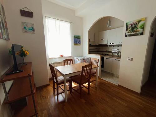 a kitchen and dining room with a table and chairs at Piticò Appartamento vicino al porto in Civitavecchia