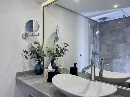 een badkamer met een wastafel en een spiegel bij Maritim Residenz 6 - Sea Lounge in Travemünde