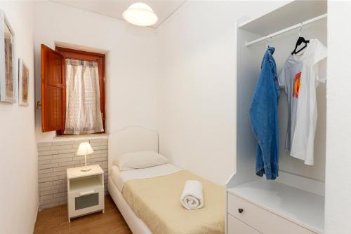パレルモにあるMaison Blancheの小さなベッドルーム(ベッド1台、クローゼット付)