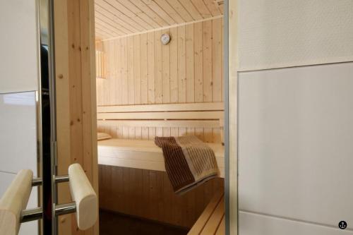 a small wooden sauna with a blanket in it at NINA - Sonnenweg 20 in Heringhausen