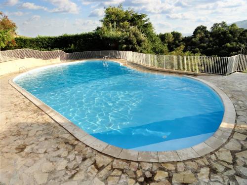 einen Pool mit blauem Wasser in der Unterkunft Maison de 2 chambres avec vue sur la mer piscine partagee et jardin clos a Mouans Sartoux in Mouans-Sartoux