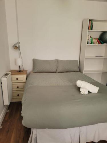 Dormitorio pequeño con cama con estantería en Stylish 4 Bedroom Dublin House en Dublín