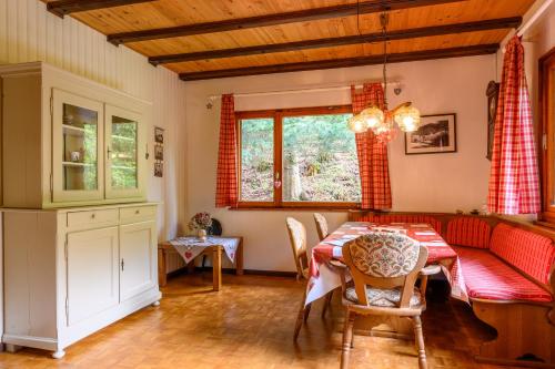 une salle à manger avec une table et des chaises dans l'établissement Chalet Les Airelles, à Mittlach