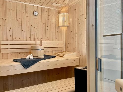 uma sauna com duas toalhas sobre uma mesa em Am Kutterhafen 1 - NORDLIEBE em Fedderwardersiel