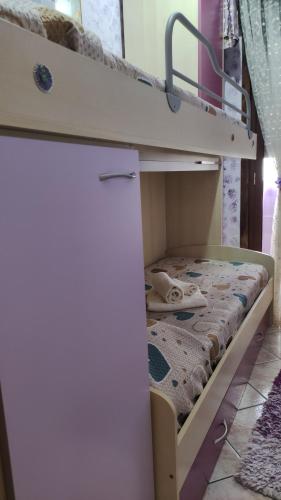 een bed in een kamer met een stapelbed bij Casa Amici Miei in Catania