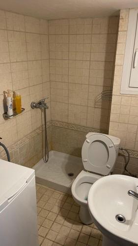 een badkamer met een toilet en een wastafel bij Friendly guest house in Thessaloniki