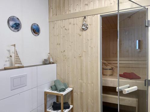 um chuveiro com uma porta de vidro na casa de banho em Kellenhusen Tor 12 em Kellenhusen