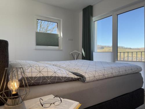 una camera con un letto, una finestra e una scrivania di Sonnenweg 24 a Heringhausen