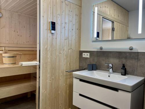 uma casa de banho com um lavatório e um espelho em Kellenhusen Tor 18 - MEERESBRISE em Kellenhusen