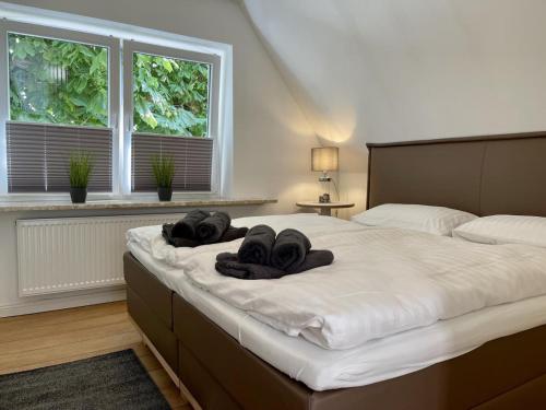 a bedroom with a large bed with towels on it at Deichquartier in Oesterdeichstrich