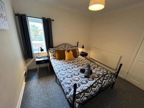 Tempat tidur dalam kamar di Great 4 bedroom House - Great Location - Garden - Parking - Fast WiFi - Smart TV - Newly decorated - sleeps up to 8! Only 10 mins drive to Sandbanks Beach! Close to Poole & Bournemouth