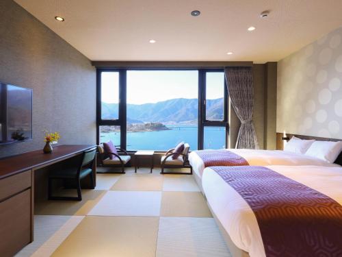 富士河口湖町にある時悠々楽游のベッドルーム1室(ベッド1台、デスク、大きな窓付)