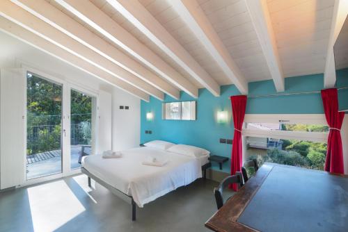 Schlafzimmer mit einem Bett und einem Tisch in der Unterkunft Marilena in Castelnuovo del Garda