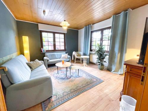 sala de estar con sofá y mesa en Monteurwohnung, 6 Einzelzimmer, 2024 renoviert, Smart TV, Garten, neue Bäder en Ibbenbüren