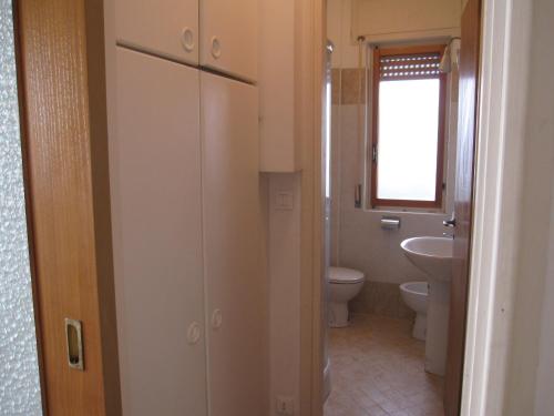 een badkamer met een toilet en een wastafel bij Appartamento Miramar in Grado-Pineta