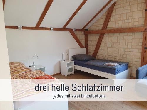 Cette chambre mansardée comprend un lit. dans l'établissement Möbliertes Haus in Nauen H1, à Nauen