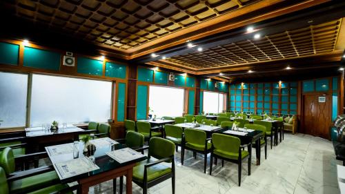 Ein Restaurant oder anderes Speiselokal in der Unterkunft HillView Munnar 