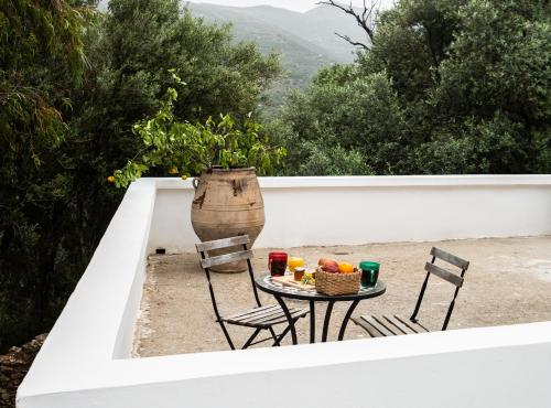 Φωτογραφία από το άλμπουμ του Traditional stone build country house Shale σε Voutás