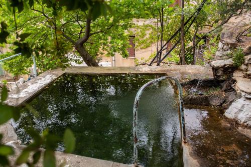 Φωτογραφία από το άλμπουμ του Traditional stone build country house Shale σε Voutás