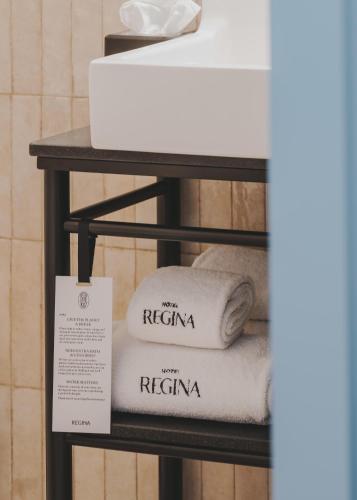 Katil atau katil-katil dalam bilik di Hotel Regina Barcelona