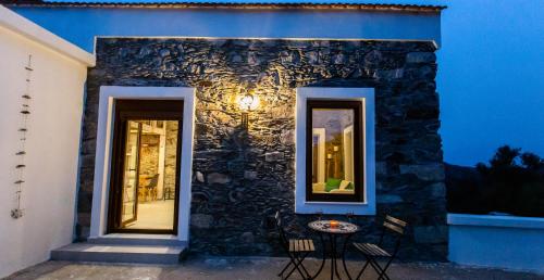 Φωτογραφία από το άλμπουμ του Traditional stone build country house Shale σε Voutás