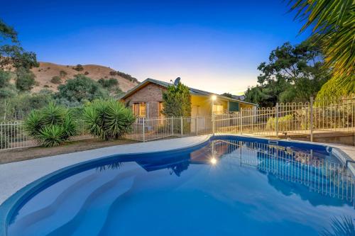 La alberca dentro o cerca de Stringybark, Halls on Falls Homestead