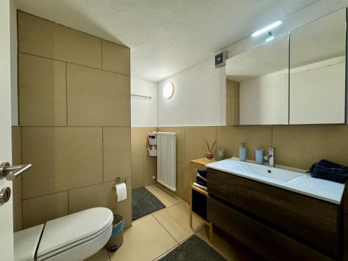 La salle de bains est pourvue de toilettes et d'un lavabo. dans l'établissement Michels Haus, à Piotta