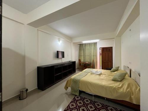 una camera con letto e TV a schermo piatto di Iamonlang Resort a Borpāni