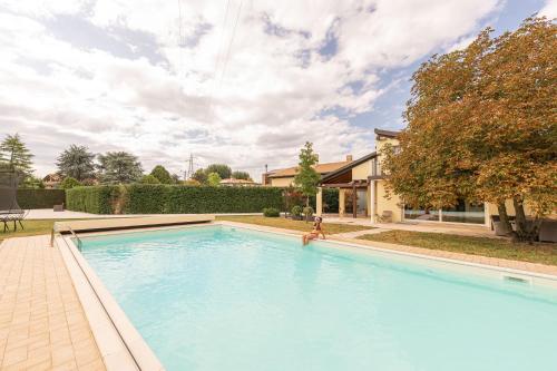 a large swimming pool in the backyard of a house at Villa Isabella - Venice Retreat - Swimming Pool and Garden in Venice
