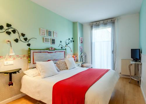 - une chambre avec un grand lit et une couverture rouge et blanche dans l'établissement Apartamento Sueve 20, à Colunga