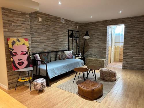 ein Schlafzimmer mit einem Bett und einer Ziegelwand in der Unterkunft La Encina, casa tranquila con excelentes vistas in Mesones