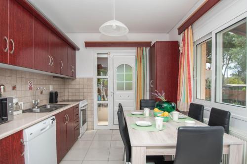 Kuchyň nebo kuchyňský kout v ubytování Lemon Tree Zante city Apartment by "elite"