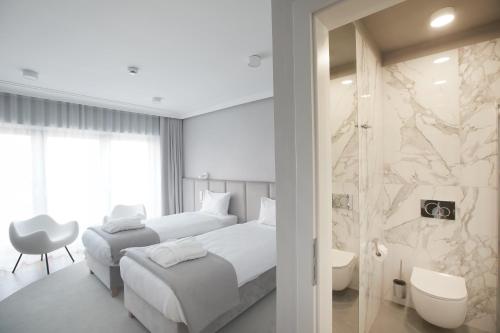 - une chambre d'hôtel avec 2 lits et une douche dans l'établissement Hotel Park 17, à Częstochowa