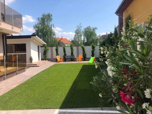 Zahrada ubytování Jókai Apartmanház-Hajdúszoboszló