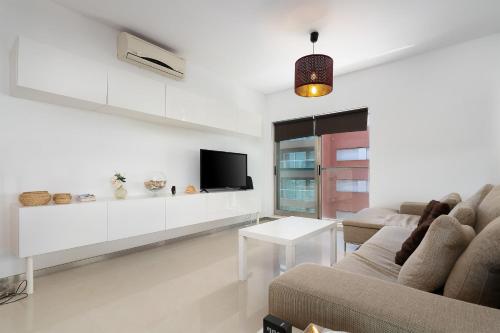 2 BDR Apartment W/Pool and Jacuzzi by LovelyStay