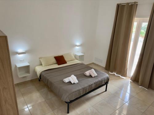 ein Schlafzimmer mit einem Bett mit zwei Handtüchern darauf in der Unterkunft 110 mq piano terra- Parcheggio privato-Giardino in Velletri