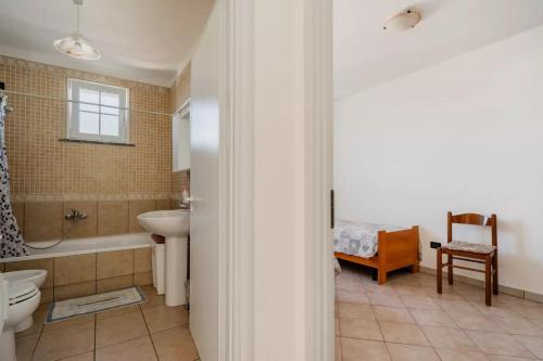 uma casa de banho com um lavatório, um WC e uma banheira em Appartamento a 150 mt dal lungomare em Leuca