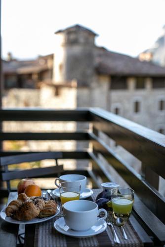 een tafel met een ontbijt van koffie en gebak bij Villa Stanga - Gardaslowemotion in Tenno
