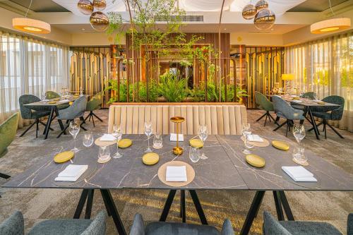 uma sala de jantar com uma grande mesa e cadeiras em Hotel Vila Rova em Malinska