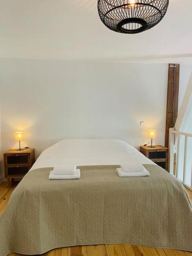 Appartement Boothuis في سنيك: غرفة نوم بسرير مع طاولتين ومصباحين